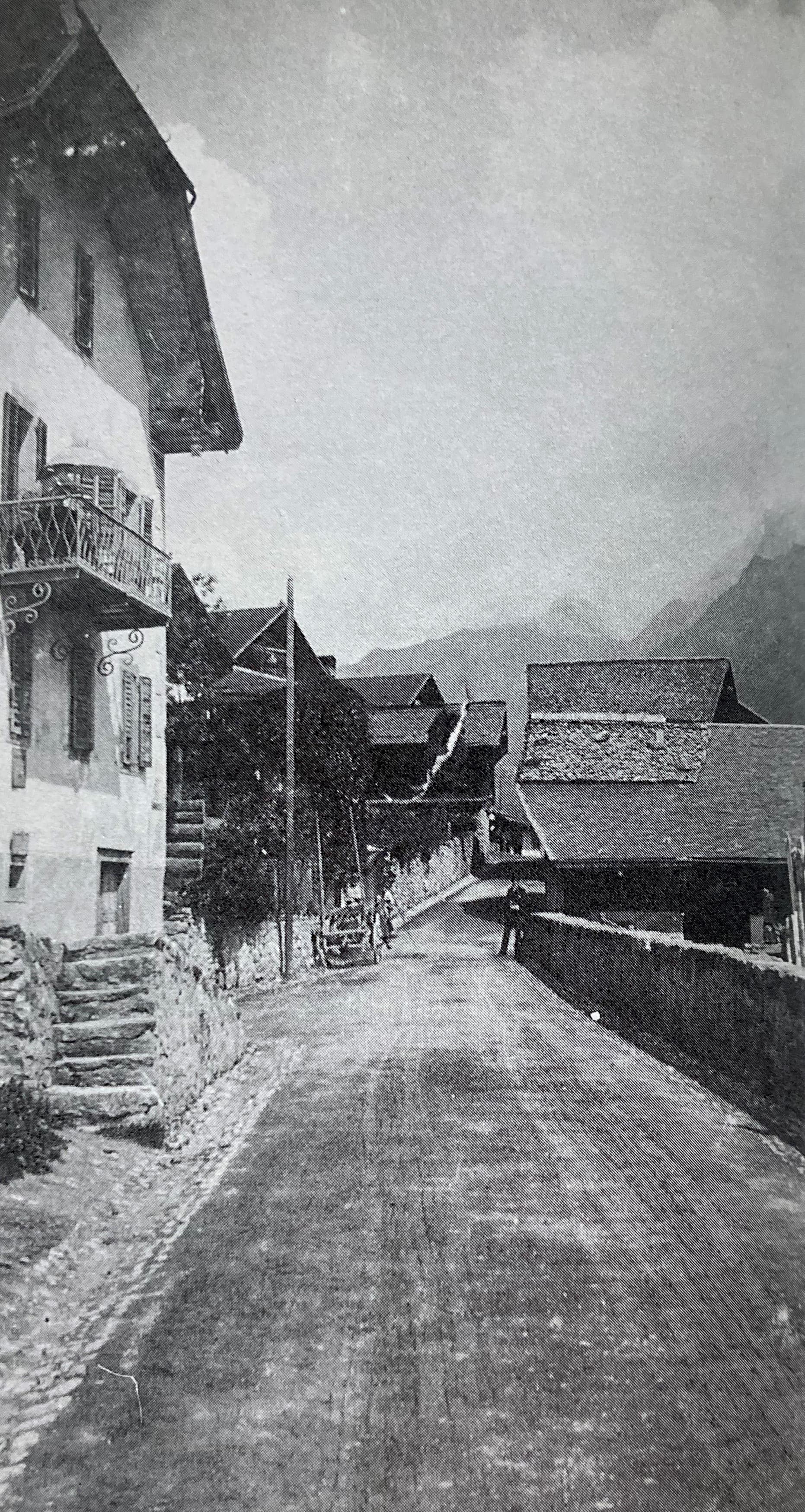 Ruelle de chalets à Gryon, vue sur les Alpes vaudoises