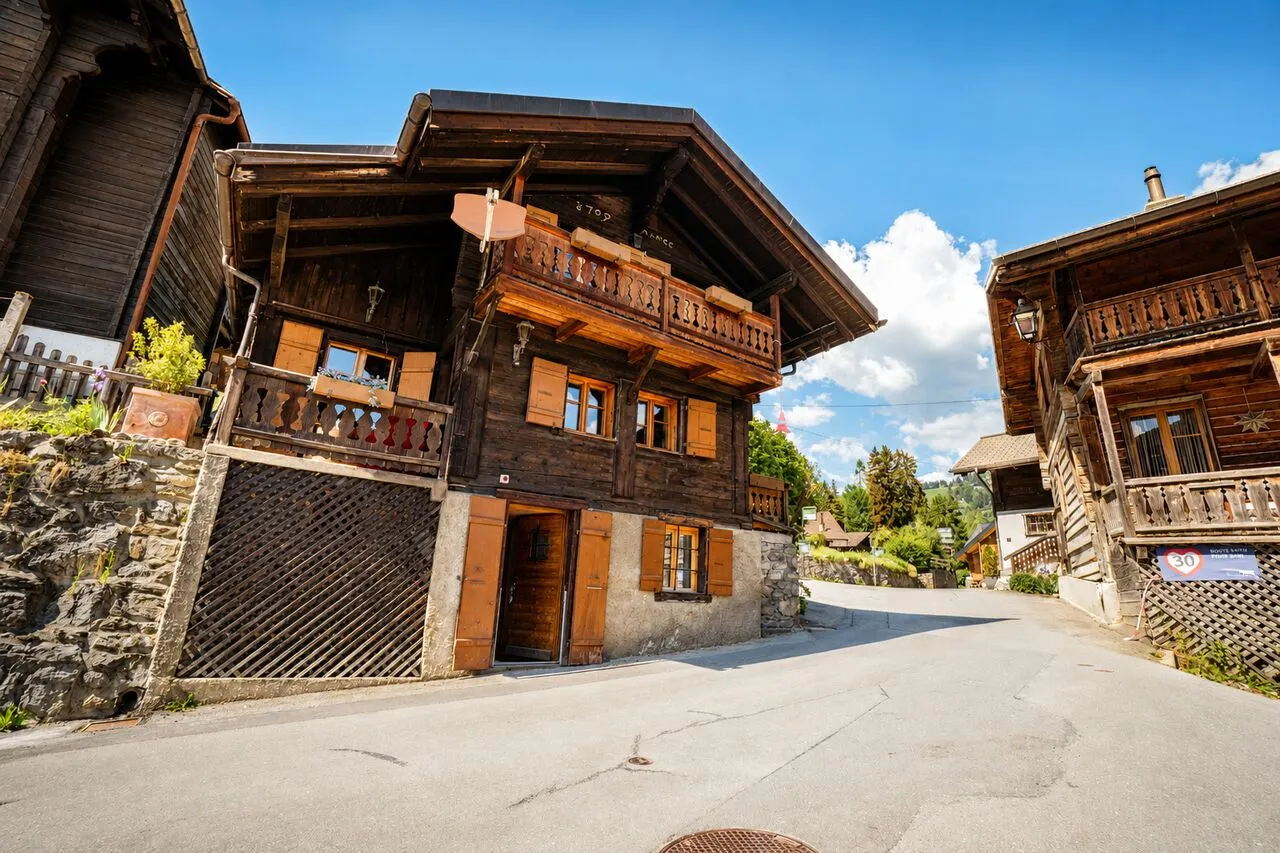 Chalet traditionnel en bois au cœur du village de Gryon dans les Alpes vaudoises
